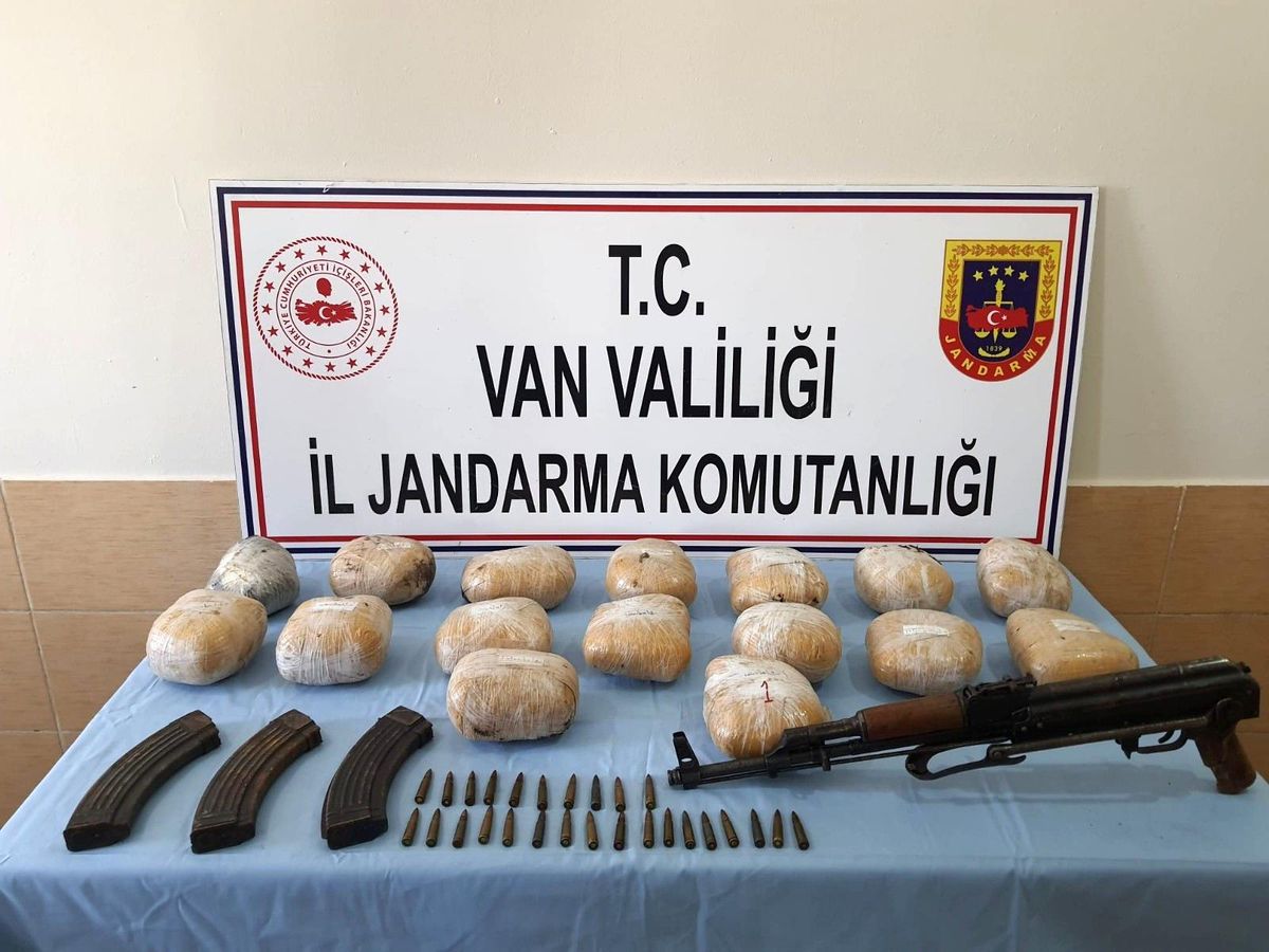Van\'da terör örgütü PKK\'ya yönelik operasyonda silah ve uyuşturucu ele geçirildi
