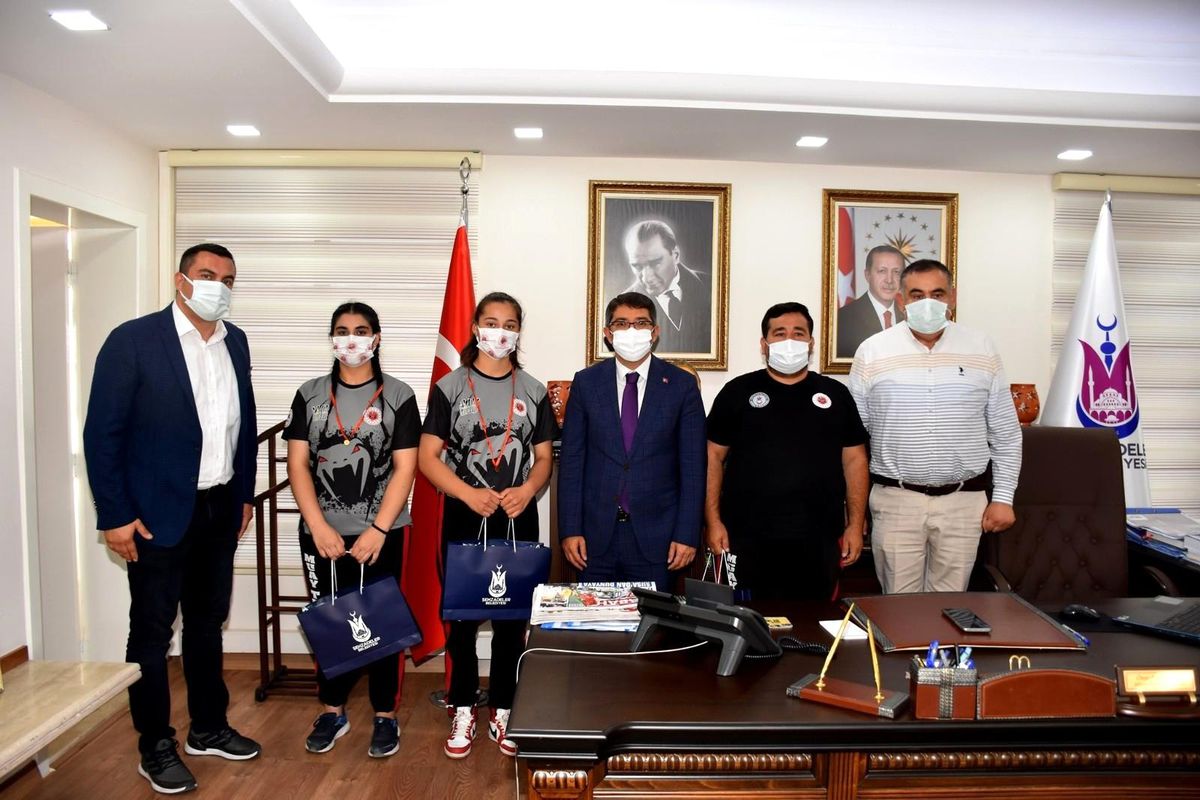 Başkan Çelik Şehzadeler\'in şampiyonlarını altınla ödüllendirdi