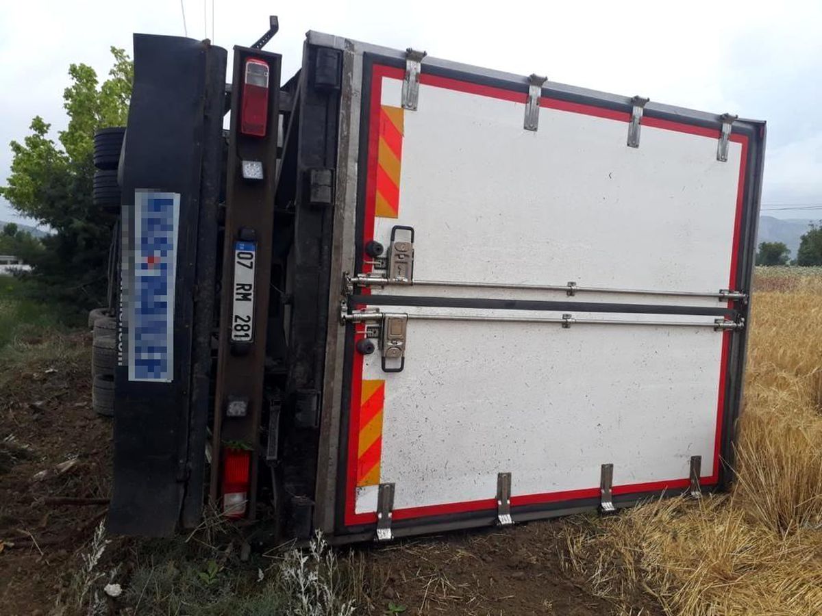 Burdur\'da kamyon şarampole yuvarlandı: 2 yaralı
