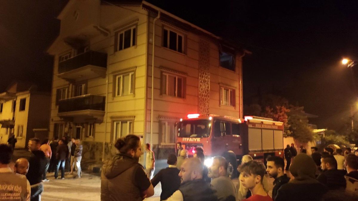 Bursa\'da 3 katlı binada korkutan yangın