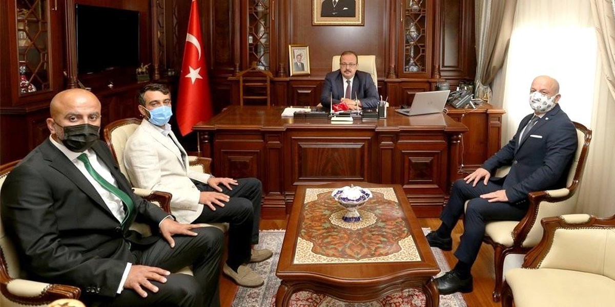 Bursaspor yönetimi, Bursa Valisi Yakup Canbolat\'ı ziyaret etti