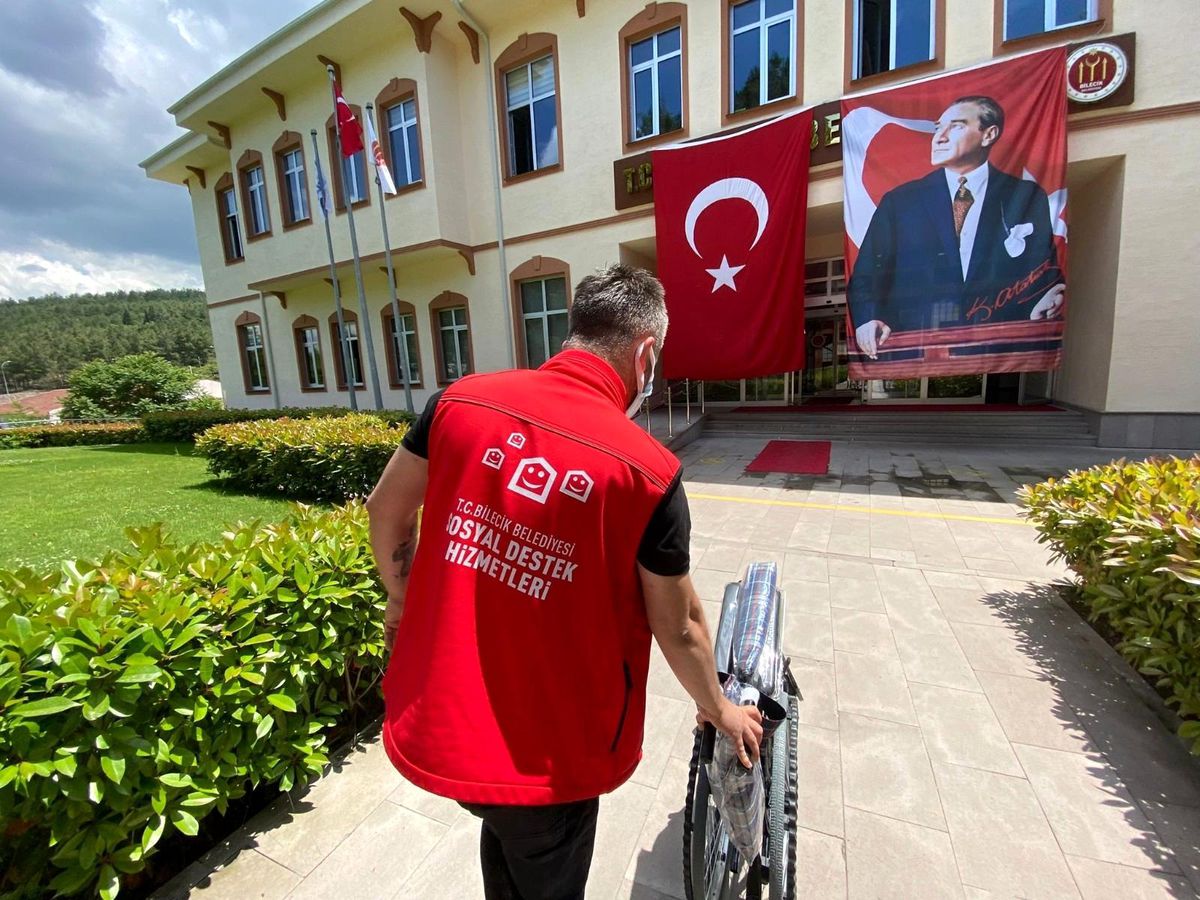 Bütün bina girişlerine yaşlı ve engelli vatandaşlar için tekerlekli sandalye konuldu