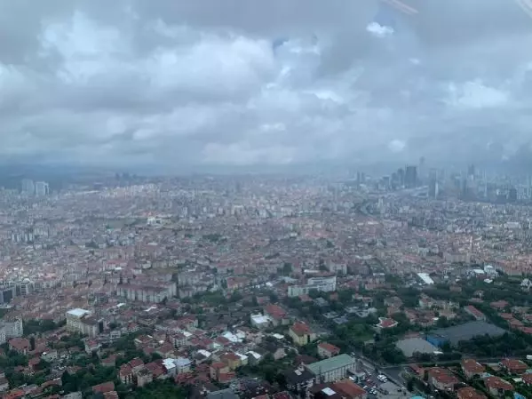 Çamlıca Kulesi'nden İstanbul'un üstündeki güneş ve kara bulutlar