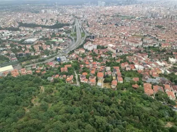 Çamlıca Kulesi'nden İstanbul'un üstündeki güneş ve kara bulutlar