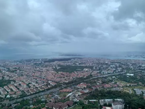 Çamlıca Kulesi'nden İstanbul'un üstündeki güneş ve kara bulutlar