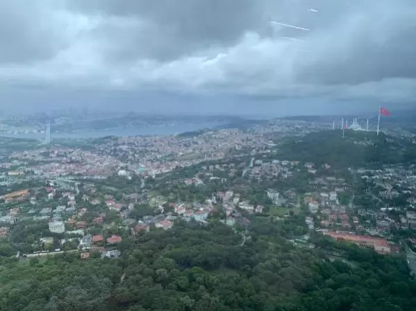 Çamlıca Kulesi'nden İstanbul'un üstündeki güneş ve kara bulutlar