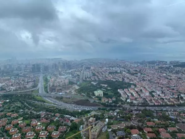 Çamlıca Kulesi'nden İstanbul'un üstündeki güneş ve kara bulutlar