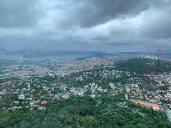 Çamlıca Kulesi'nden İstanbul'un üstündeki güneş ve kara bulutlar