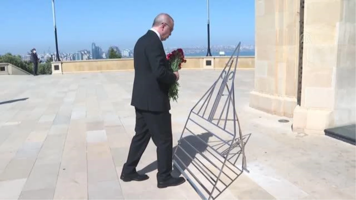 Son dakika: Cumhurbaşkanı Erdoğan, Bakü\'de şehitliği ziyaret etti