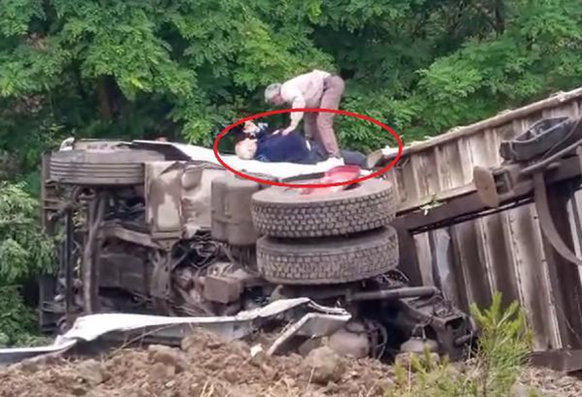 Devrilen TIR bariyerleri yıktı, sıkışan sürücüyü çevredekiler çıkardı