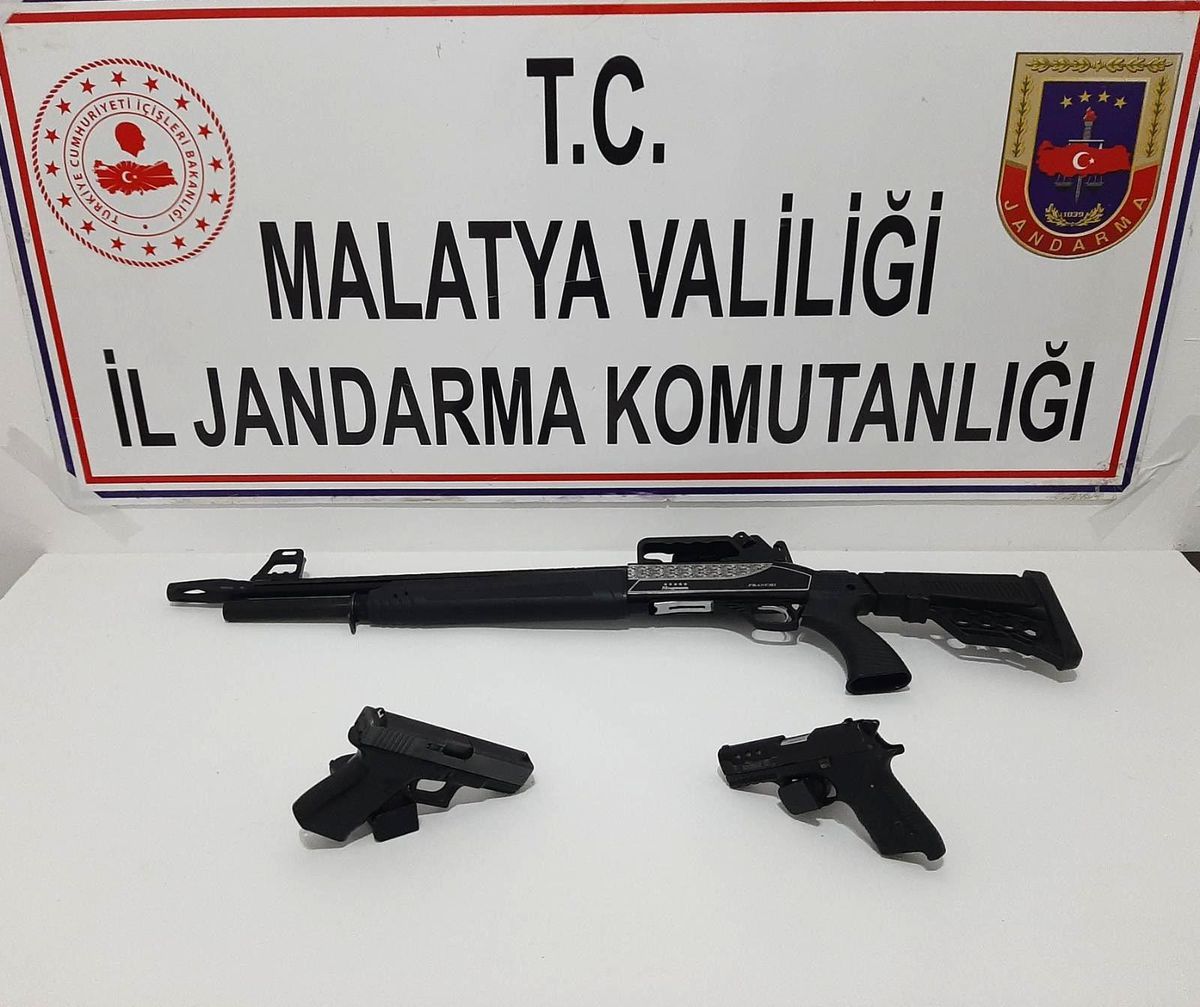 Durdurulan araçta silahlar ele geçirildi