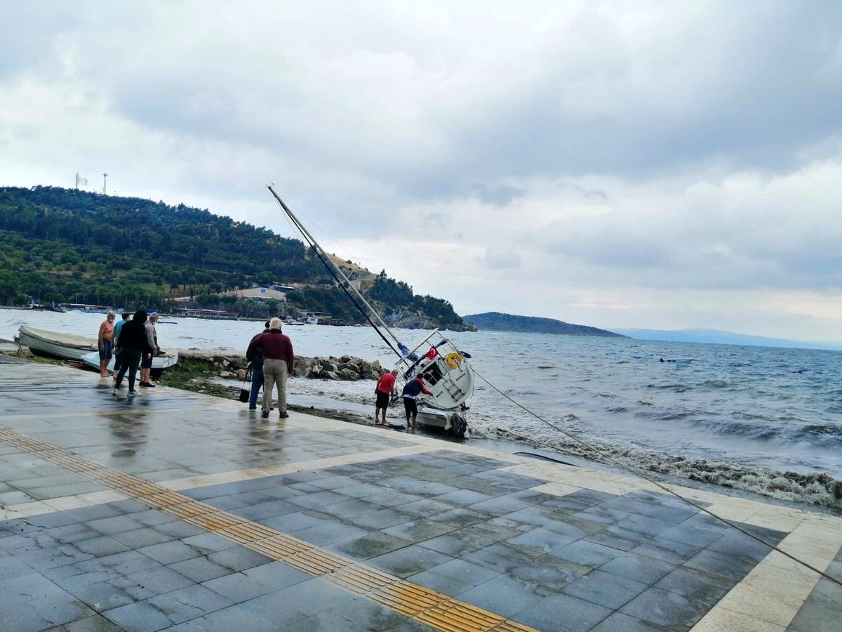 Erdek\'te şiddetli lodos teknelere zarar verdi