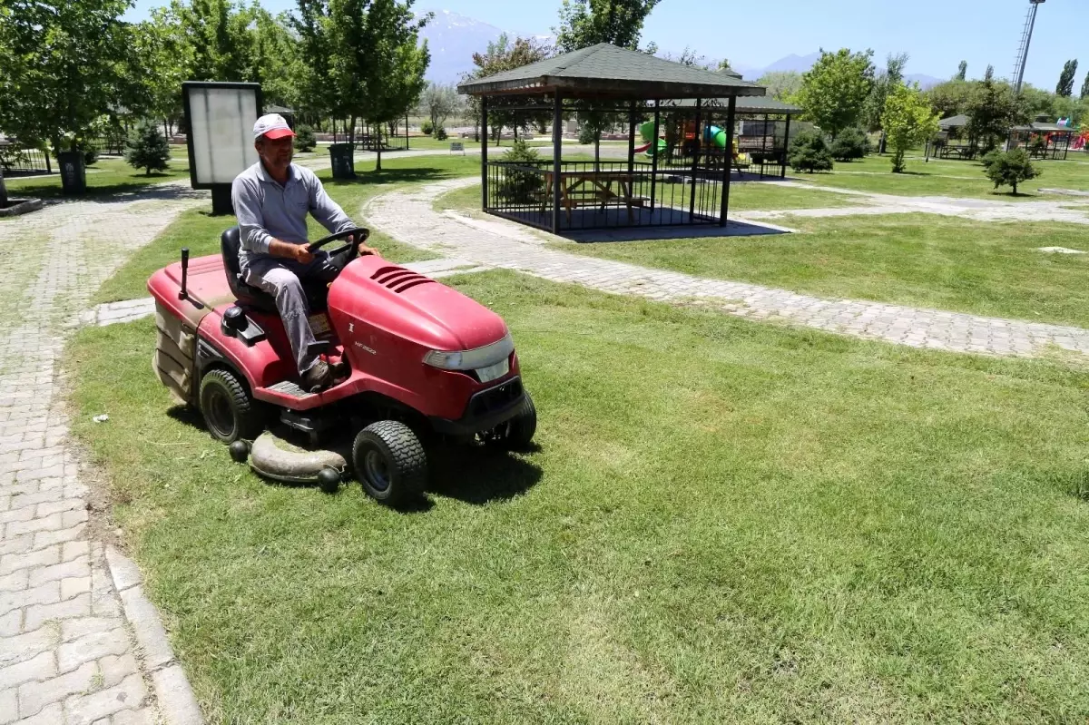 Erzincan Belediyesi kent genelinde çalışmalarını sürdürüyor