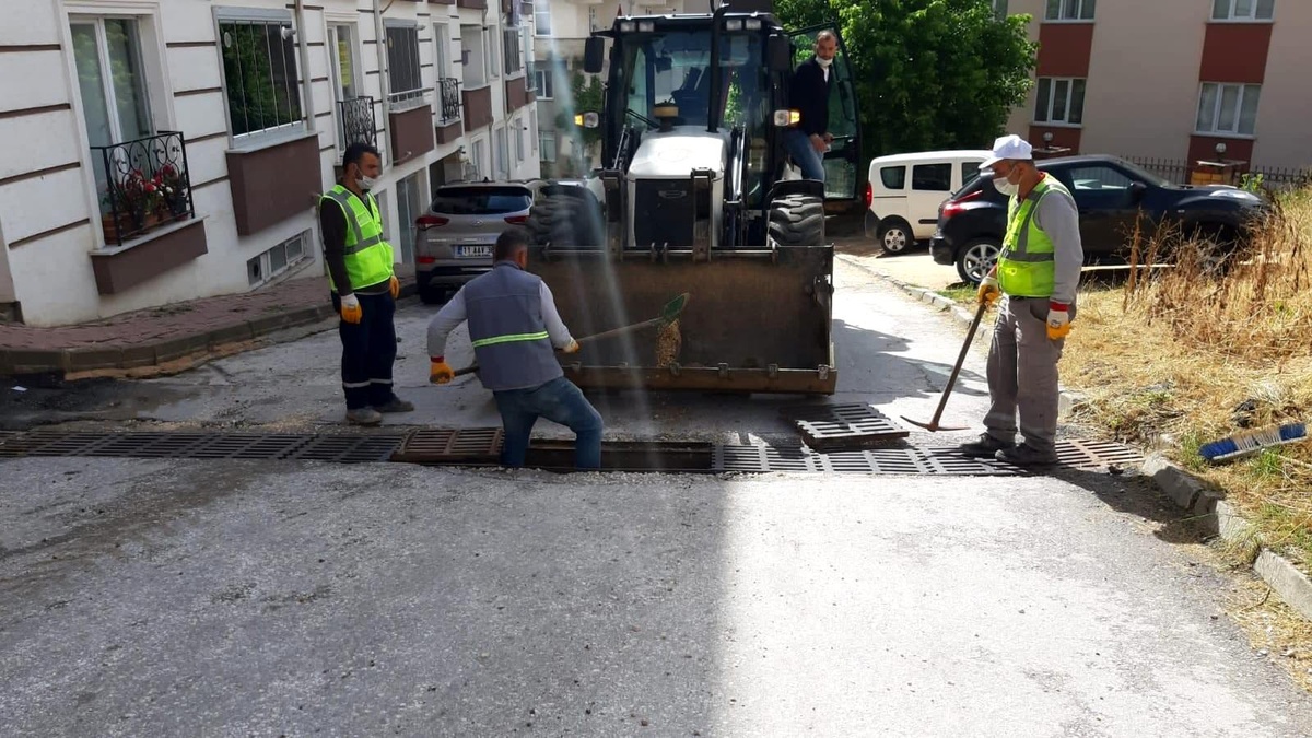 Eski yağmur suyu hatlarında mazgal temizliği yapıldı