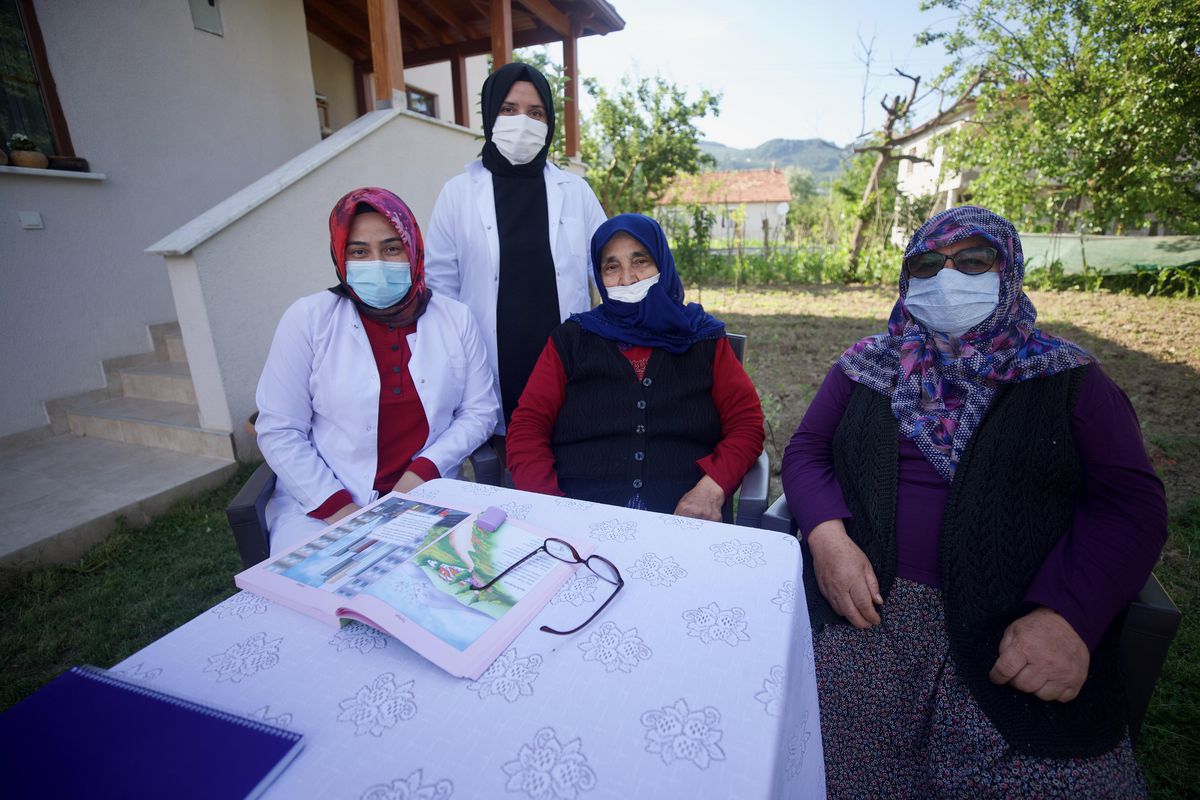 Fedakar öğretmenler eğitimi salgın sürecinde evlerinde kalan "teyzelerin" ayağına götürdü