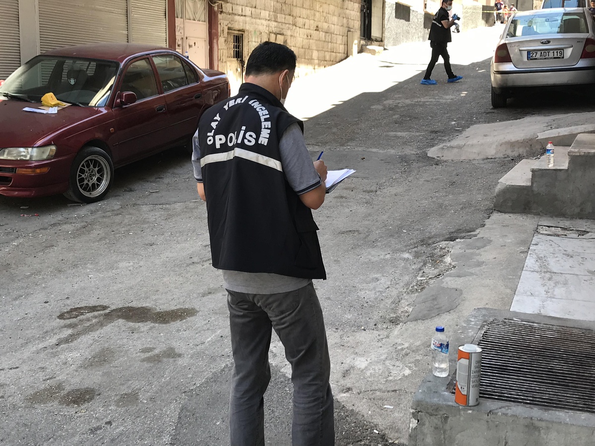 Gaziantep\'te üst araması yapmak isteyen polis, zanlının bıçaklı saldırısına uğradı