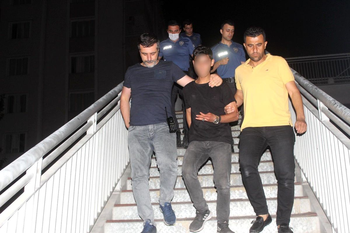 Hakkında soruşturma açıldığını iddia ederek üst geçitten atlamak istedi