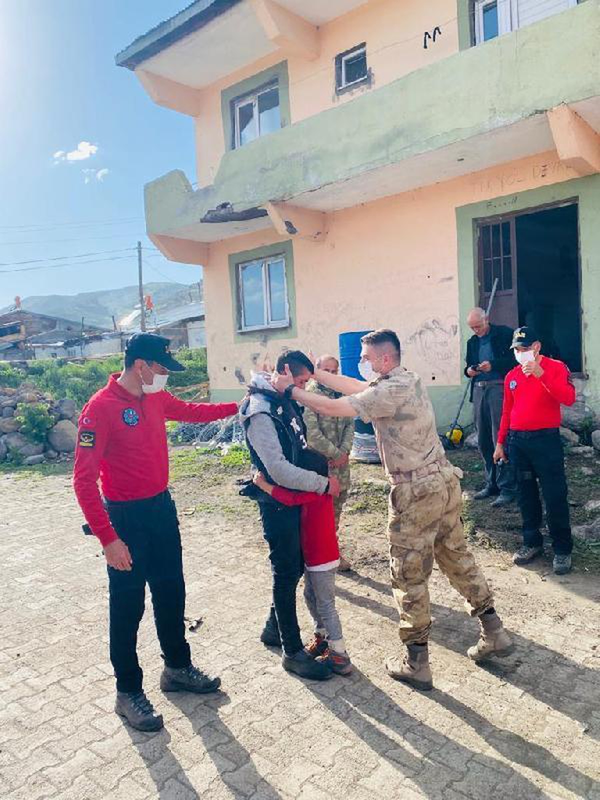 Hayvan otlatırken uyuyakalan çocuk jandarma ekiplerince 7 saatte bulundu