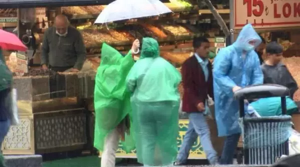 İstanbul'da yağmur etkili oluyor İstanbul'da yağmur etkili oluyor