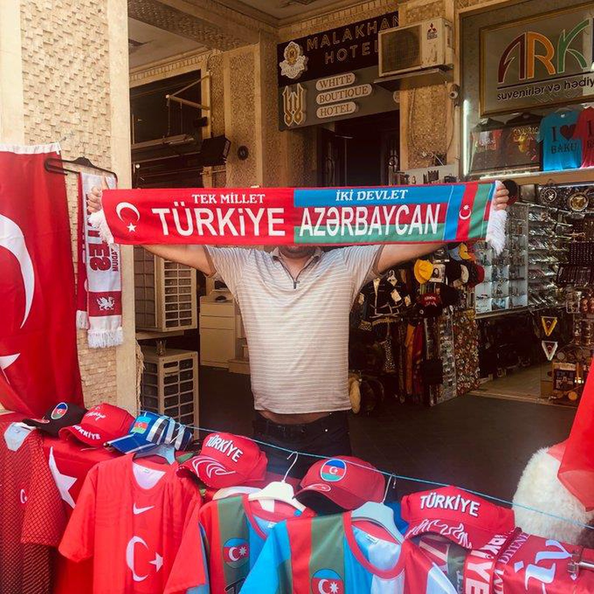 A Millilerin Galler maçı öncesi Bakü sokakları şölen yerine döndü