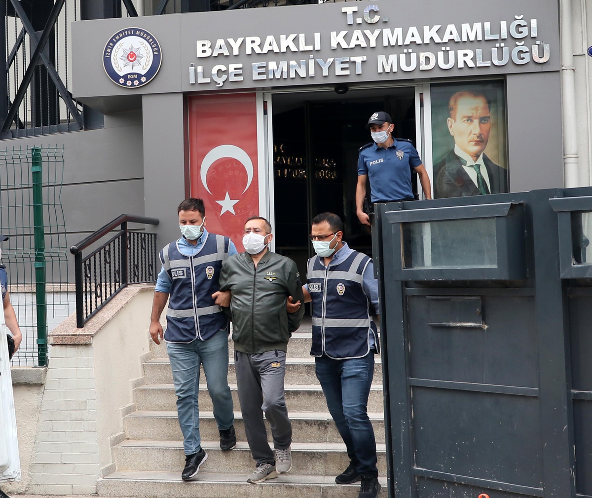 Son dakika: İzmir\'de haciz işlemi sırasında avukatı silahla tehdit eden şüpheli tutuklandı