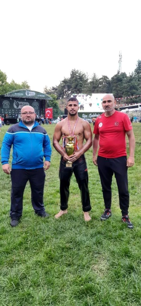 İzmitli güreşçi Bursa'da şampiyonluk kupasını kaldırdı