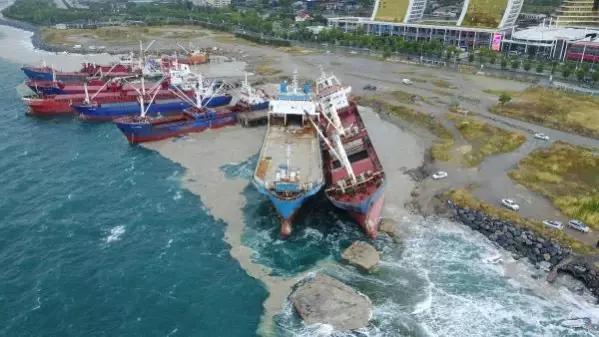 Kartal'da sürüklenen gemi kıyıdaki gemiye yaslandı (2)