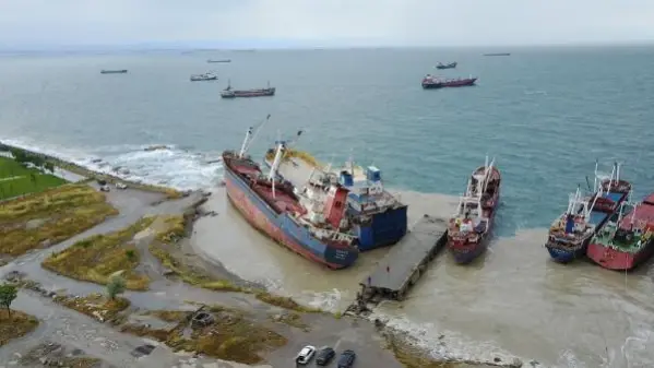 Kartal'da sürüklenen gemi kıyıdaki gemiye yaslandı (2)