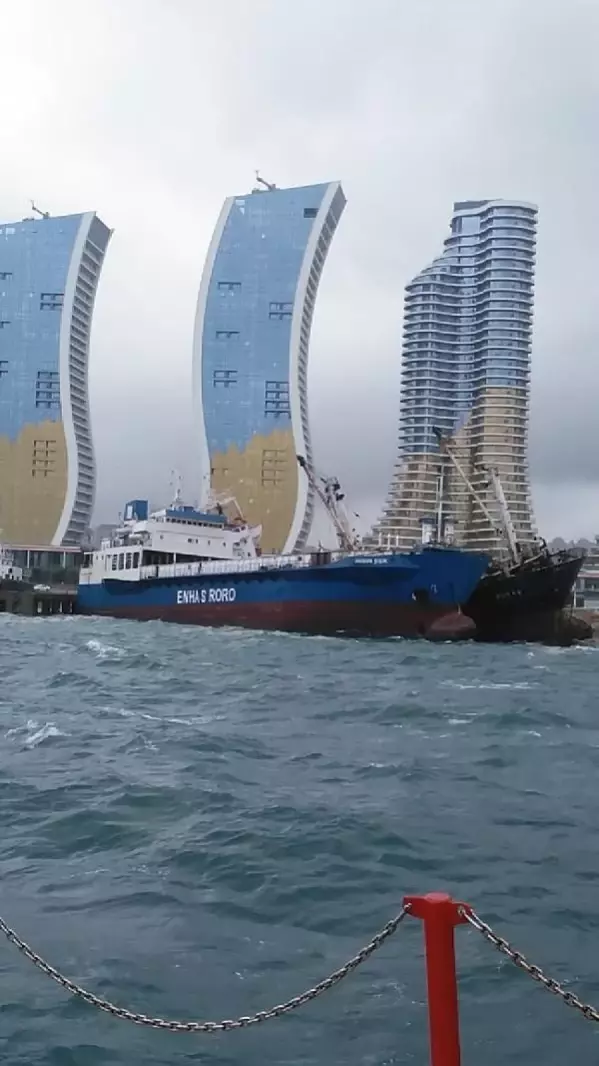 Kartal'da sürüklenen gemi kıyıdaki gemiye yaslandı (2)