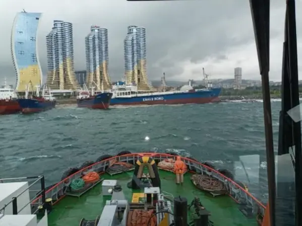 Kartal'da sürüklenen gemi kıyıdaki gemiye yaslandı (2)