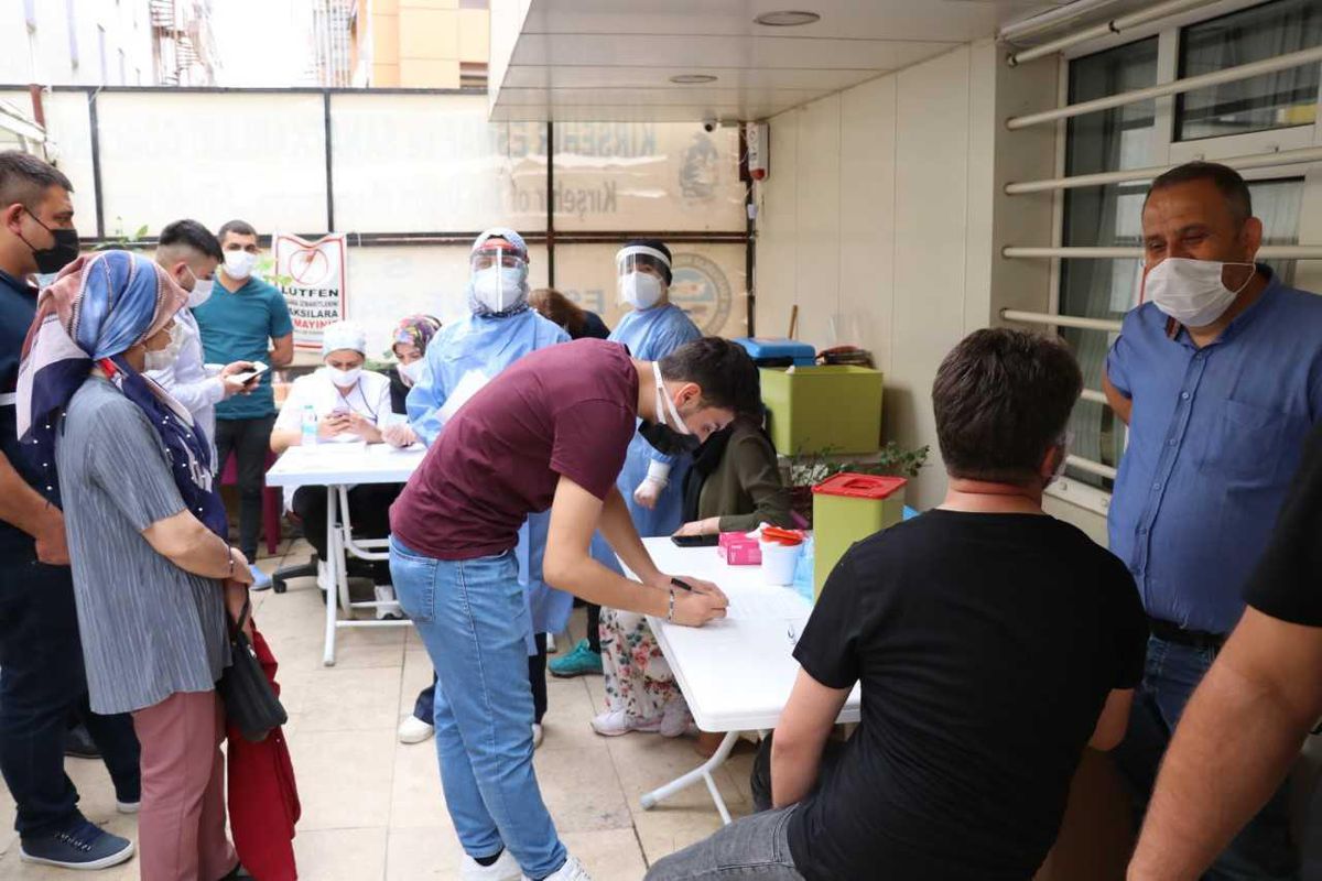Kırşehir\'de berber ve kuaförlere mobil ekip tarafından Kovid-19 aşısı yapıldı