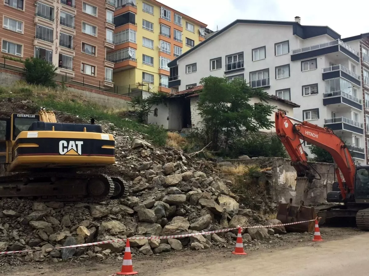 Mamak Belediye Başkanı Köse, temeli çöken ve otoparkı hasar gören binada incelemelerde bulundu