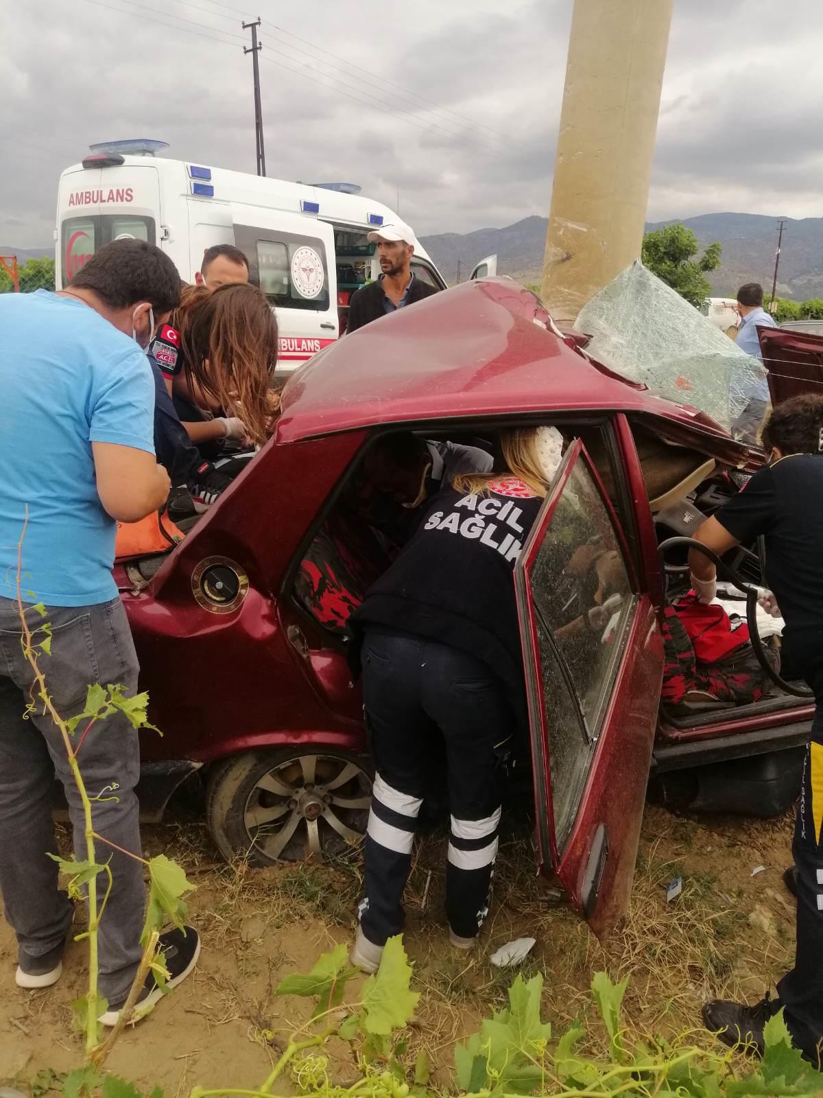Son dakika haberleri: Manisa\'da aydınlatma direğine çarpan otomobilin sürücüsü öldü