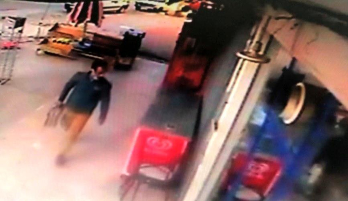 Market önündeki paketli gazetelerin çalınması kamerada