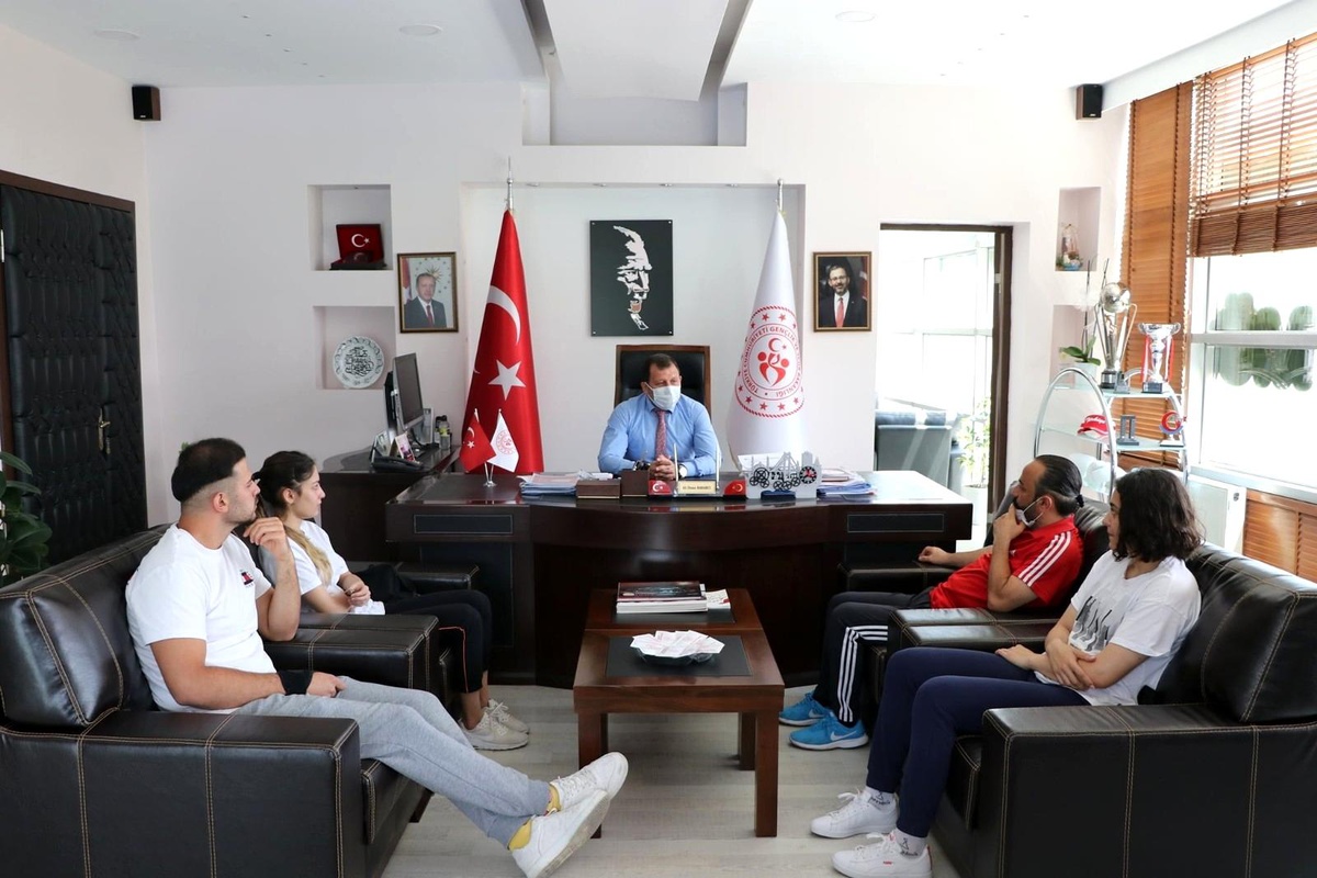 Milli hentbolcular ve İmam Hatip Mezunları\'ndan Kabakcı\'ya ziyaret