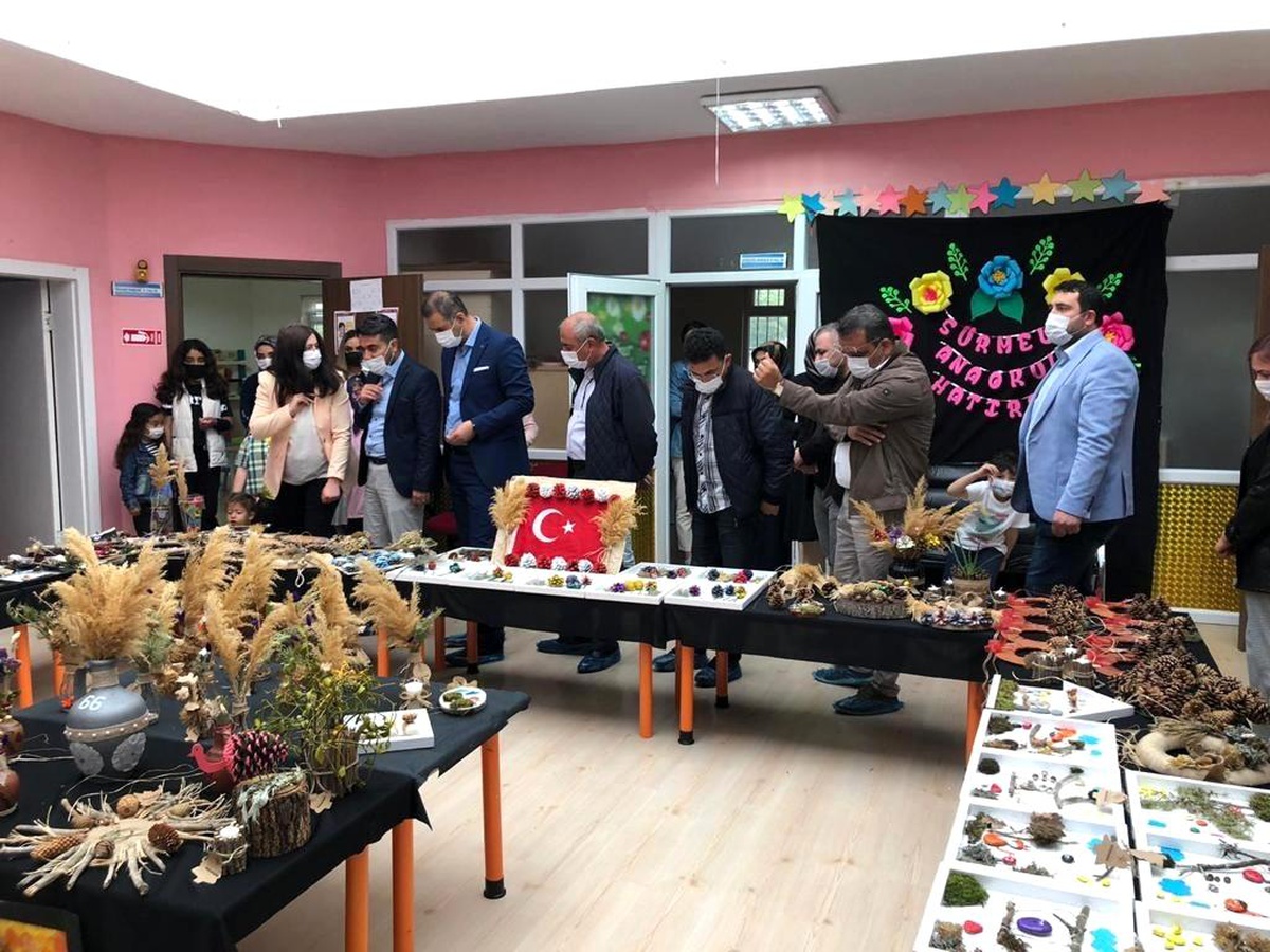 Minikler, doğadan topladıkları ürünleri sanata dönüştürdü