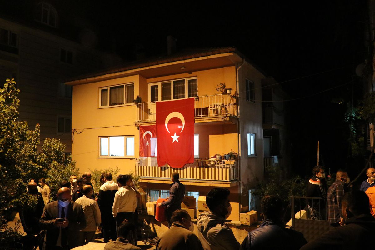 Muğla\'da şehit olan polis memuru Ercan Yangöz\'ün Denizli\'deki ailesine acı haber ulaştı