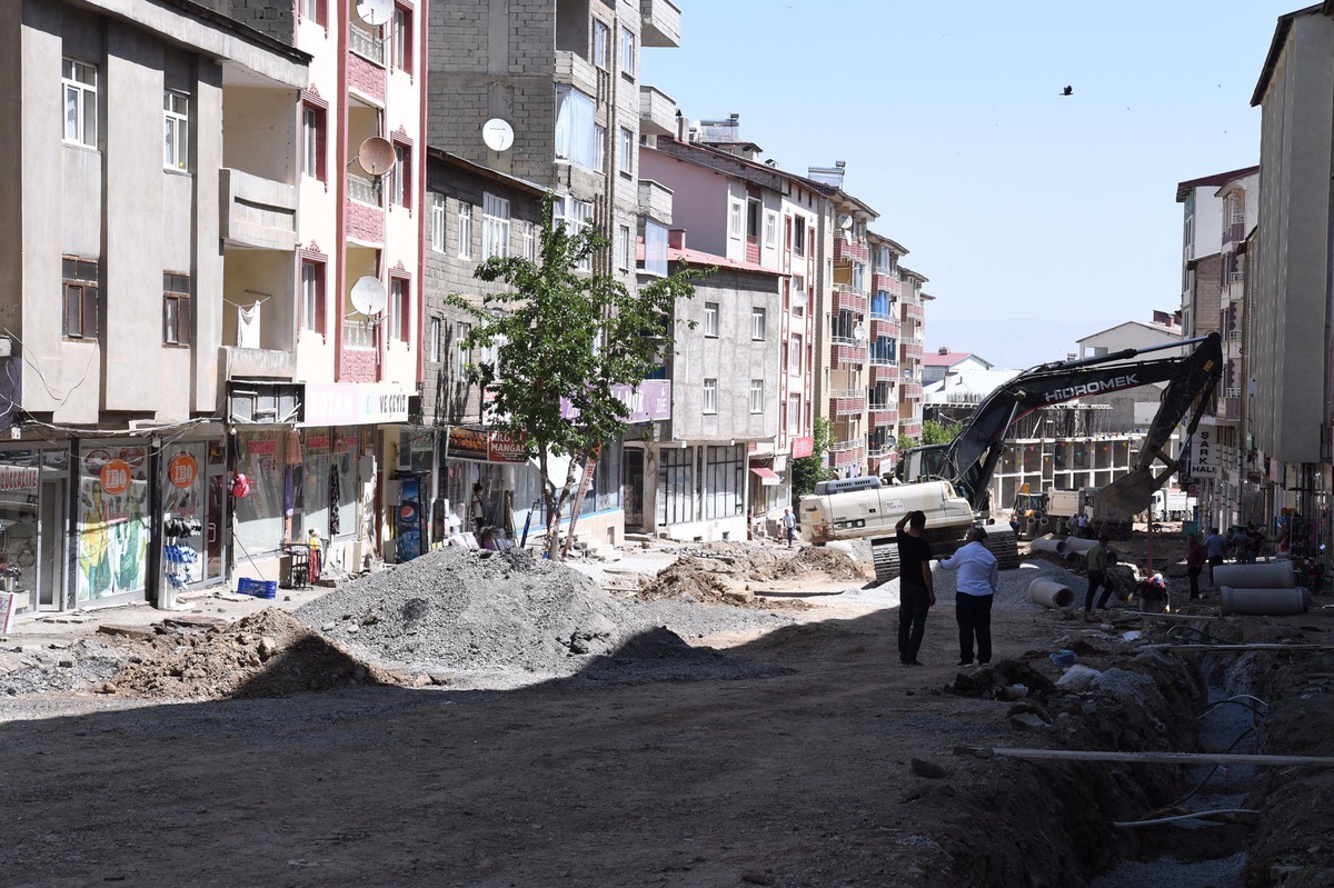 Muş Belediyesi Cumhuriyet Caddesi\'ni yeniliyor