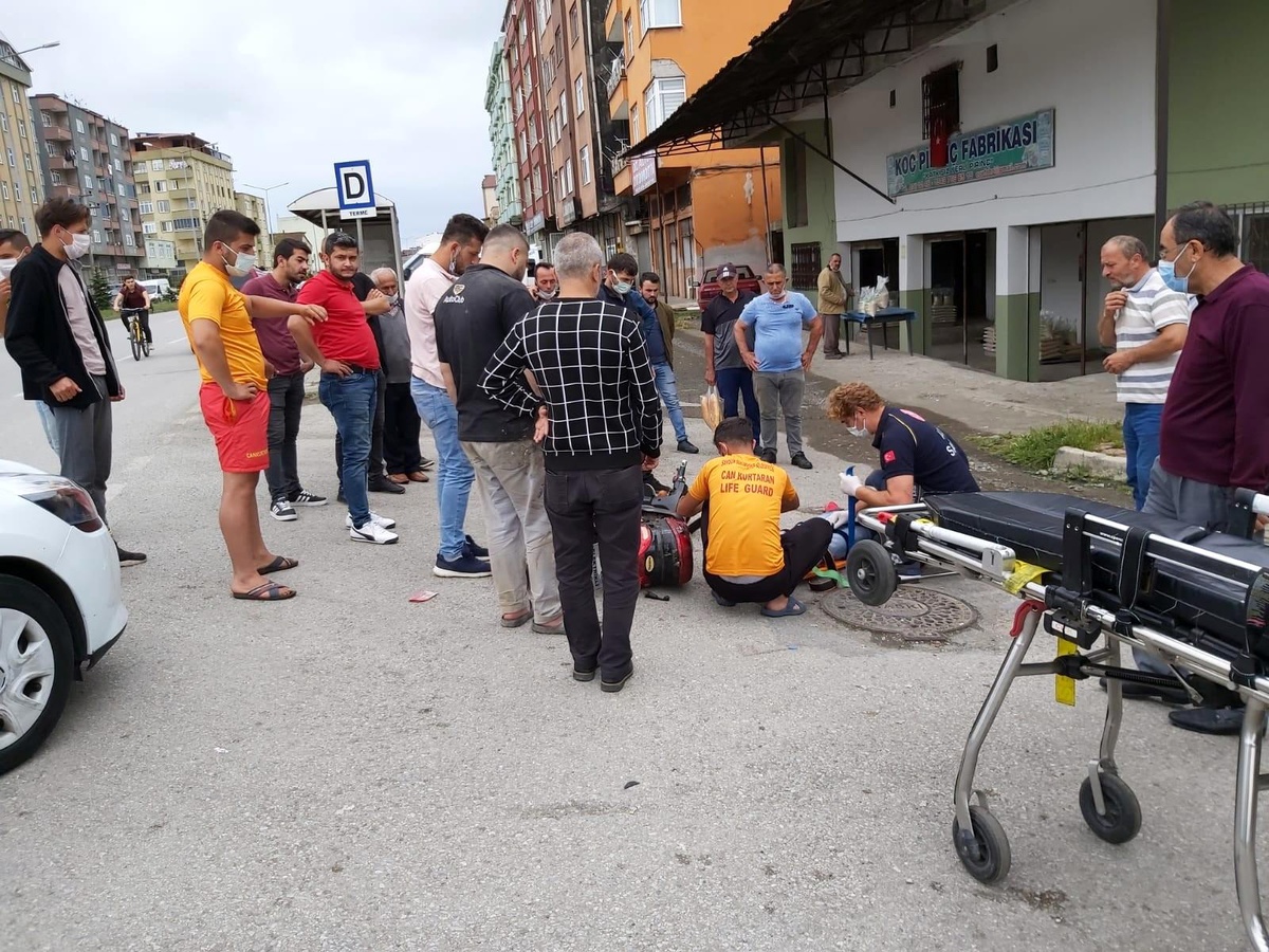 Otomobil elektrikli bisiklete çarptı