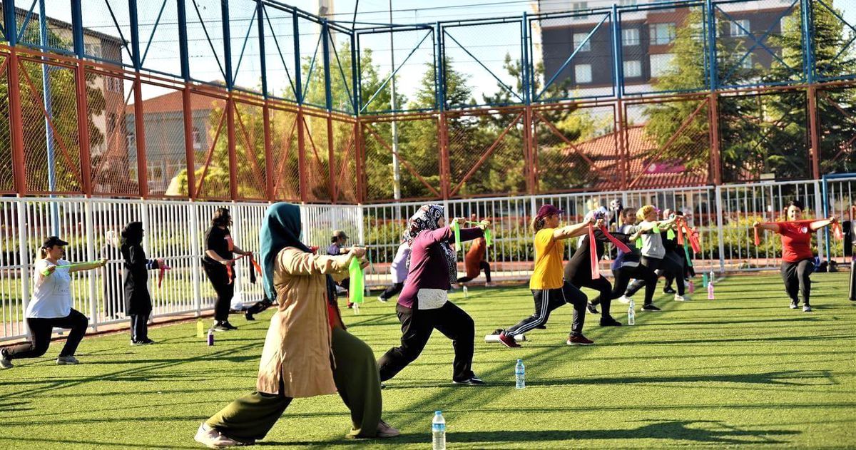 Parklarda spor başladı
