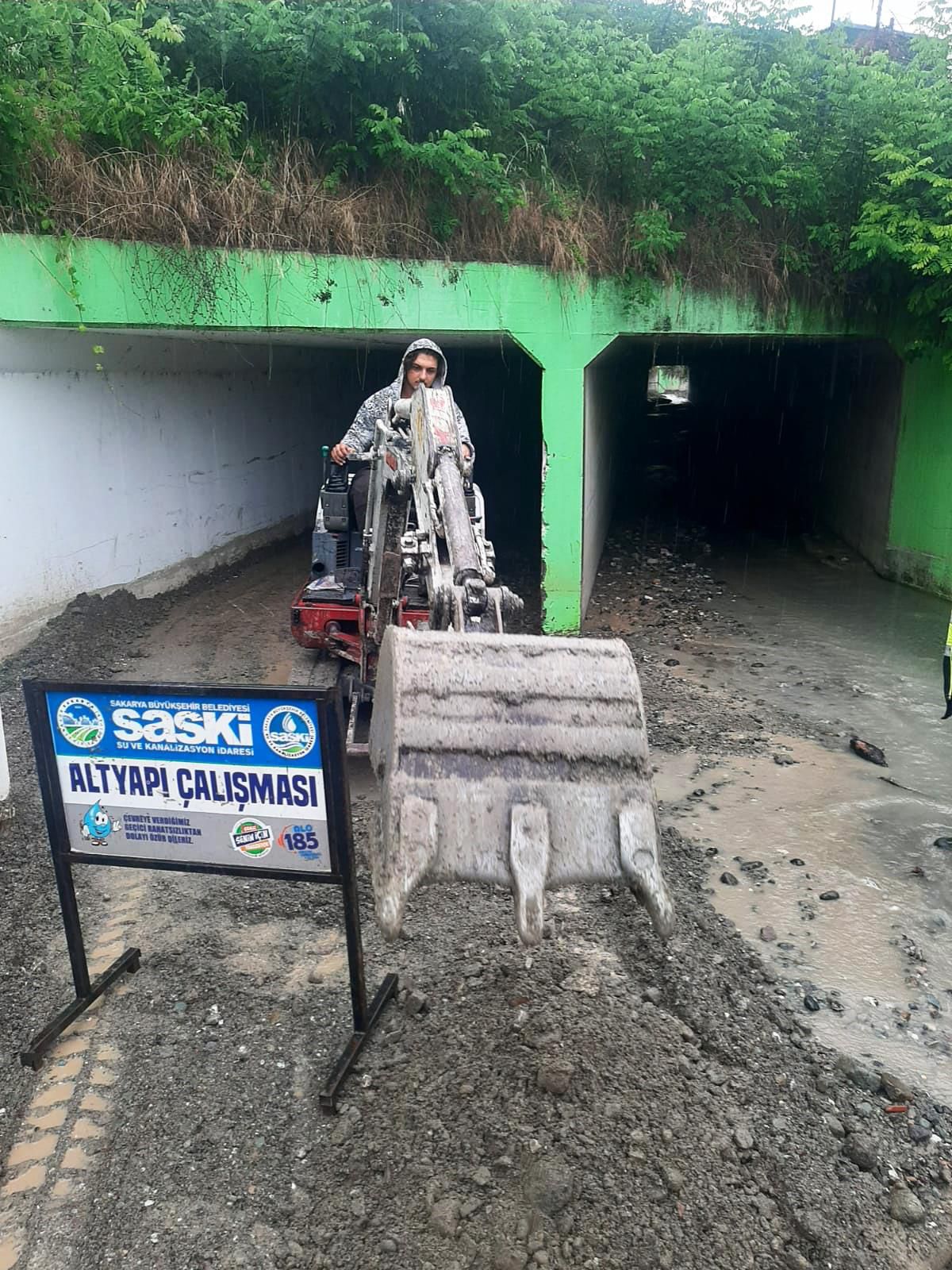 Sakarya\'da sağanak sonrası belediye ekiplerince temizlik yapıldı
