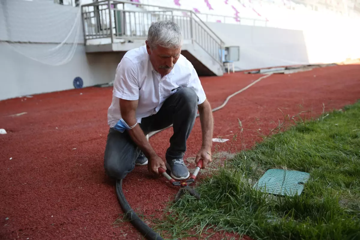 Stat çimlerine 35 yıldır gözü gibi bakıyor