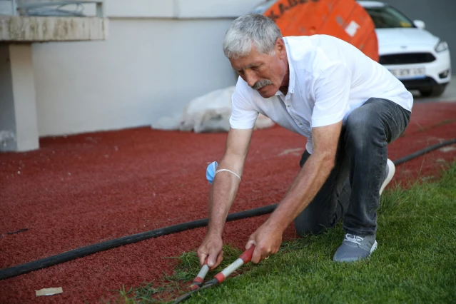 Stat çimlerine 35 yıldır gözü gibi bakıyor