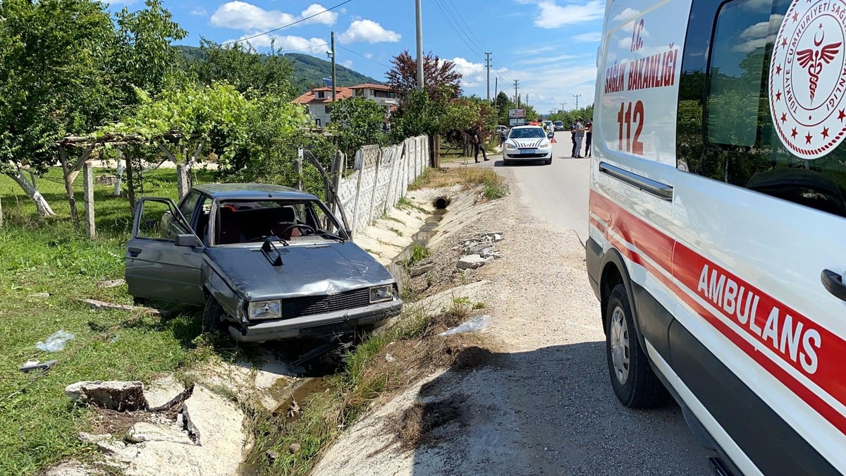 Su kanalına uçan otomobilde 3\'ü çocuk 5 kişi yaralandı