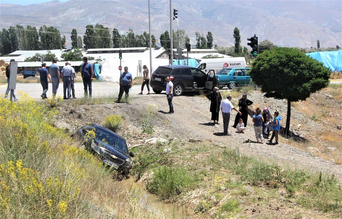 Sulama kanalına uçan araçtan yolcular yara almadan kurtuldu