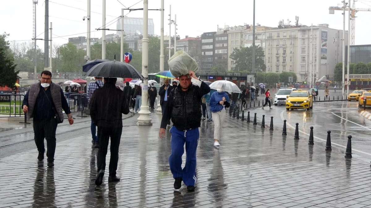 Taksim\'de etkili olan sağanak yağmur ve rüzgar vatandaşlara zor anlar yaşattı