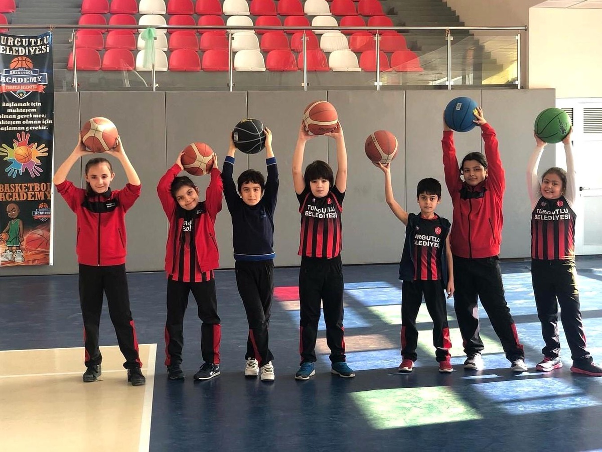 Turgutlu Belediyesi geleceğin yıldız sporcularını yetiştiriyor