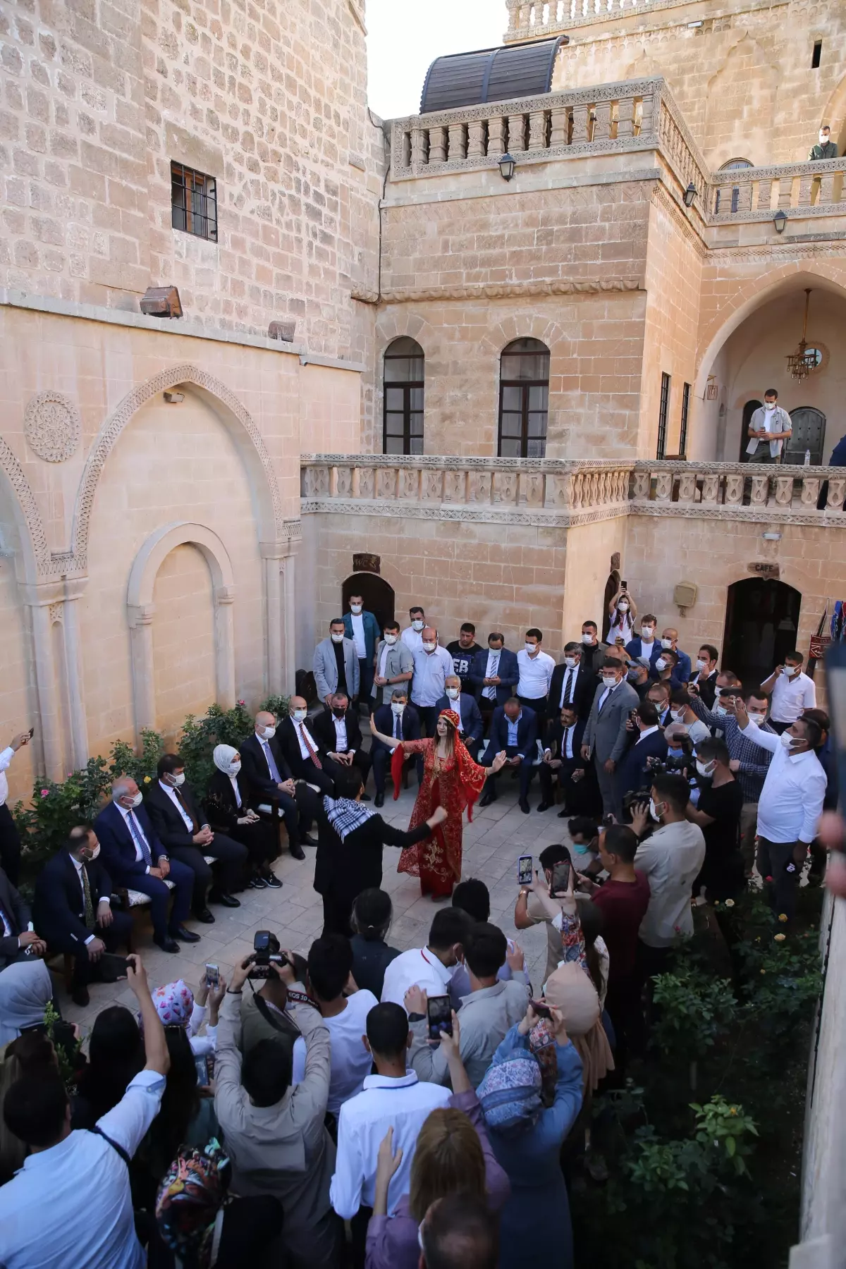 Son dakika haberleri! Ulaştırma ve Altyapı Bakanı Karaismailoğlu, Midyat\'ta ziyaretlerde bulundu