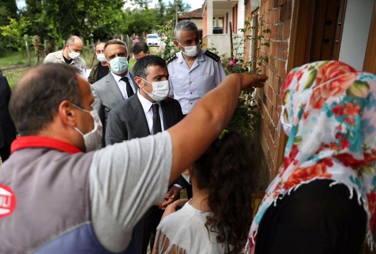 Vali Atay, yağış sonrası evi zarar gören aileyi ziyaret etti