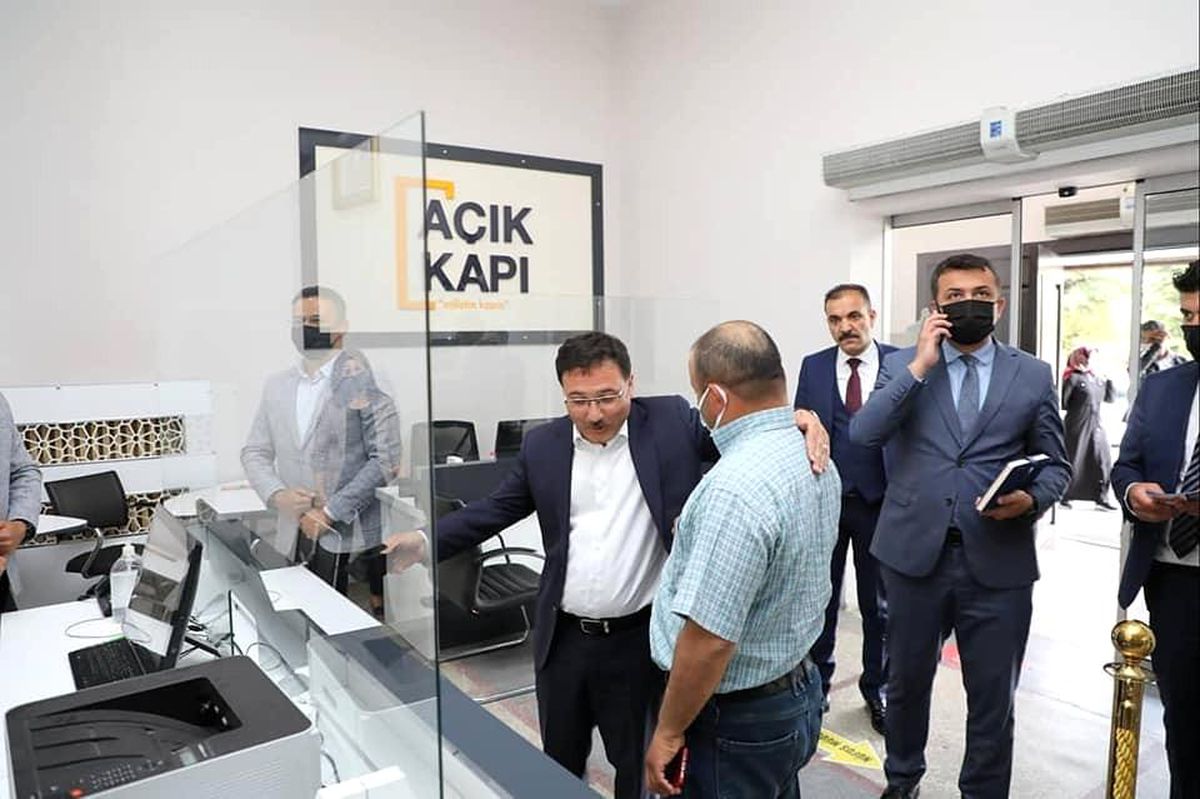 Vali Çiçek, vatandaşla bizzat ilgilendi